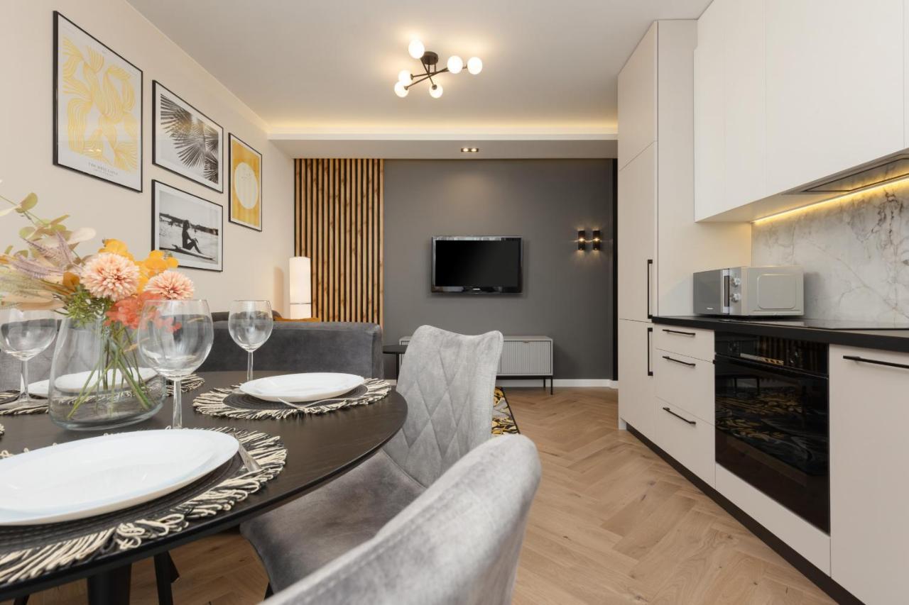Stunning Family Apartment Ursynow With Parking & Balcony By Noclegi Renters ワルシャワ エクステリア 写真
