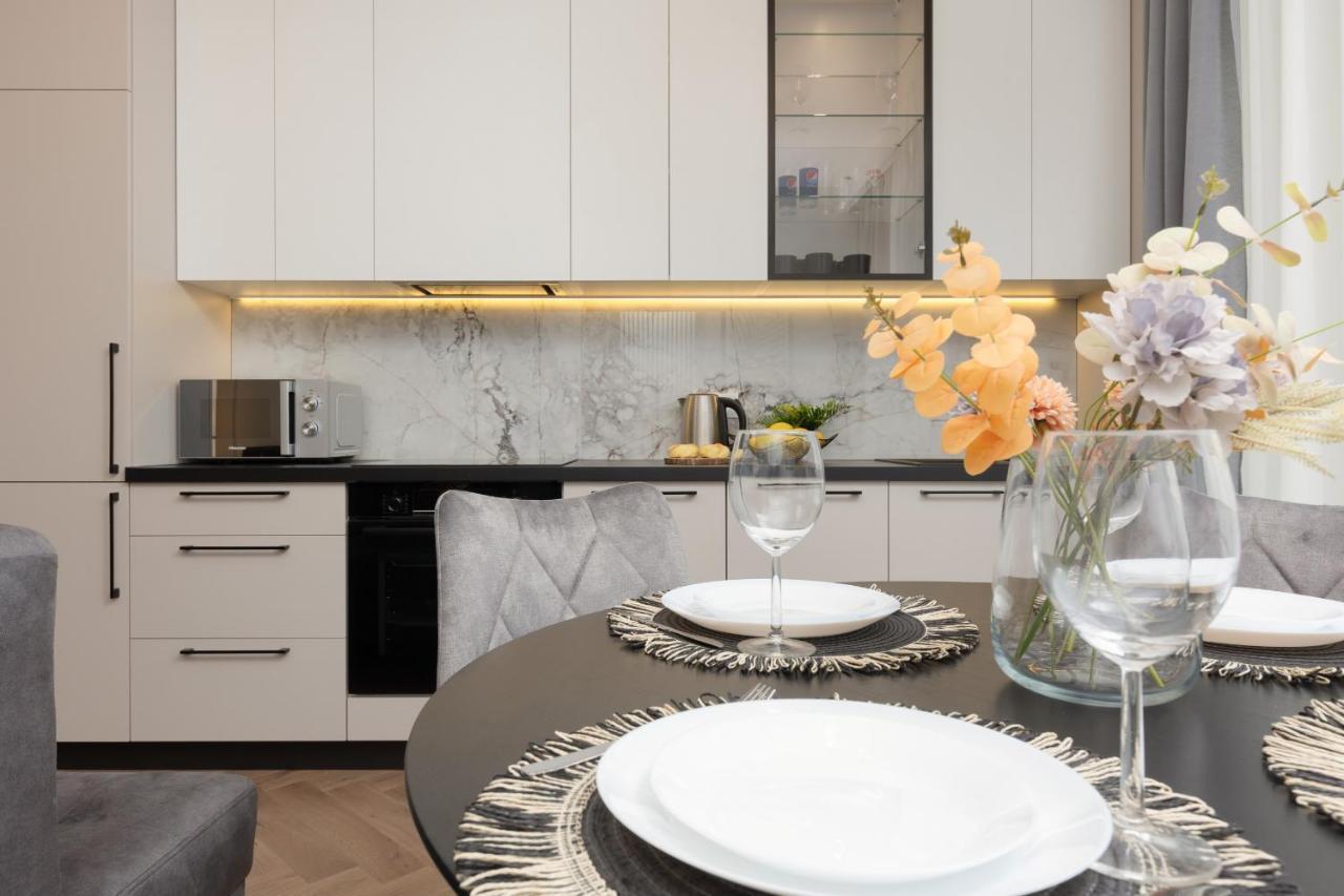 Stunning Family Apartment Ursynow With Parking & Balcony By Noclegi Renters ワルシャワ エクステリア 写真